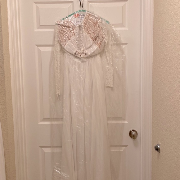 White lace long sleeve wedding dress with open back - Picture 8 of 8